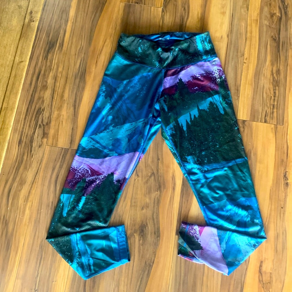 Lesmills reebok xs leggings mountain landscape, used, but looks new